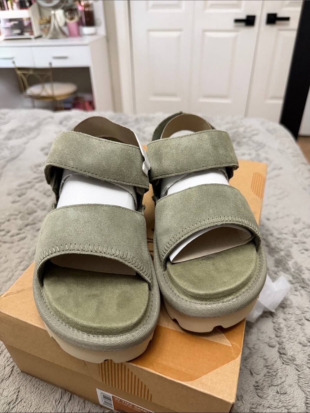 NEW UGG Koolaburra W Tizz green Sandals size 6.5